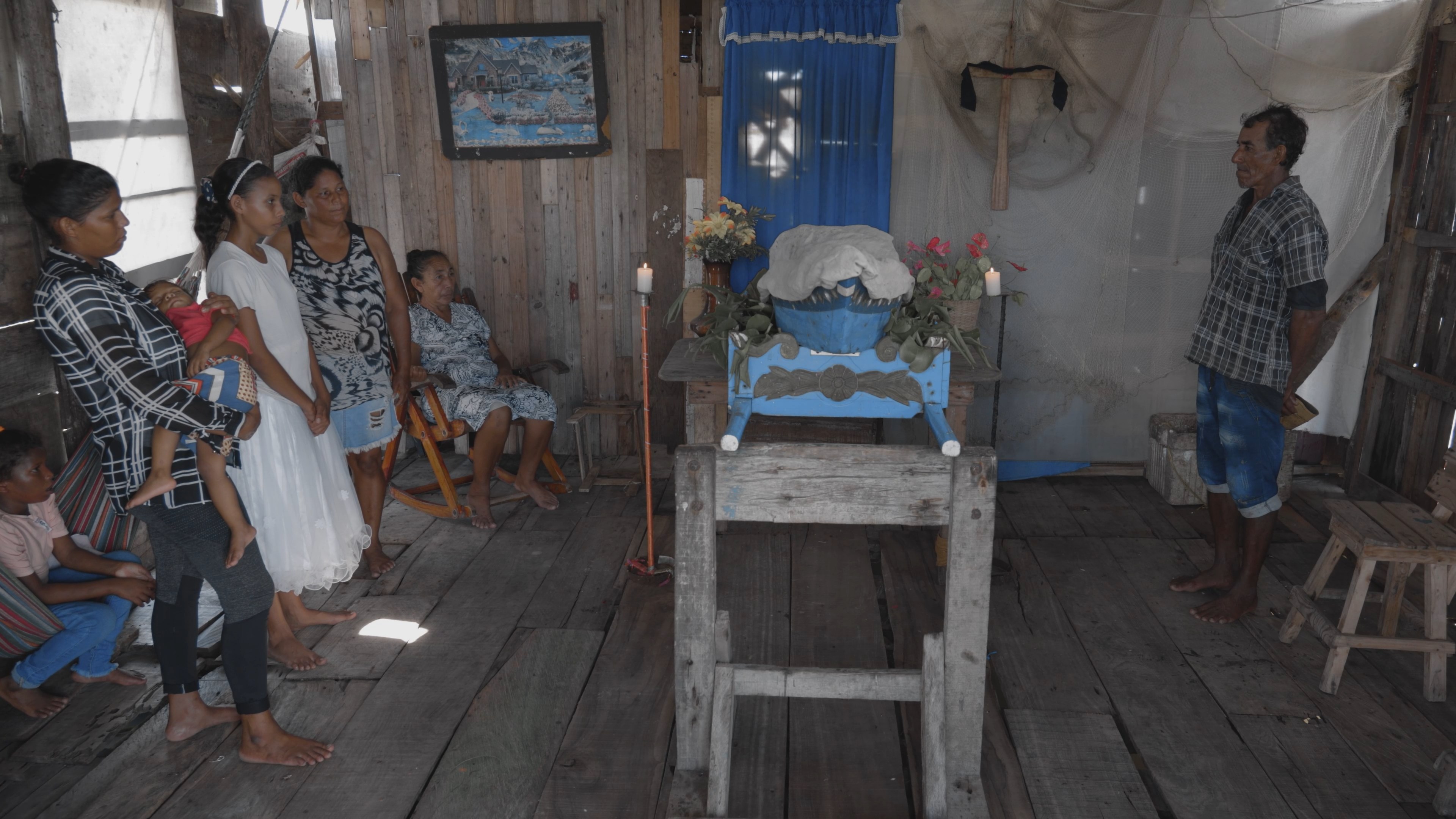 Detrás de cámaras de rodaje en botes sobre la ciénaga de Luto en la Ciénaga